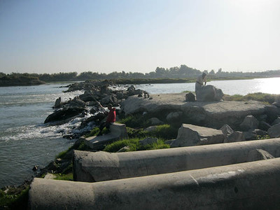 Шоликорская дамба на реке Сырдарья